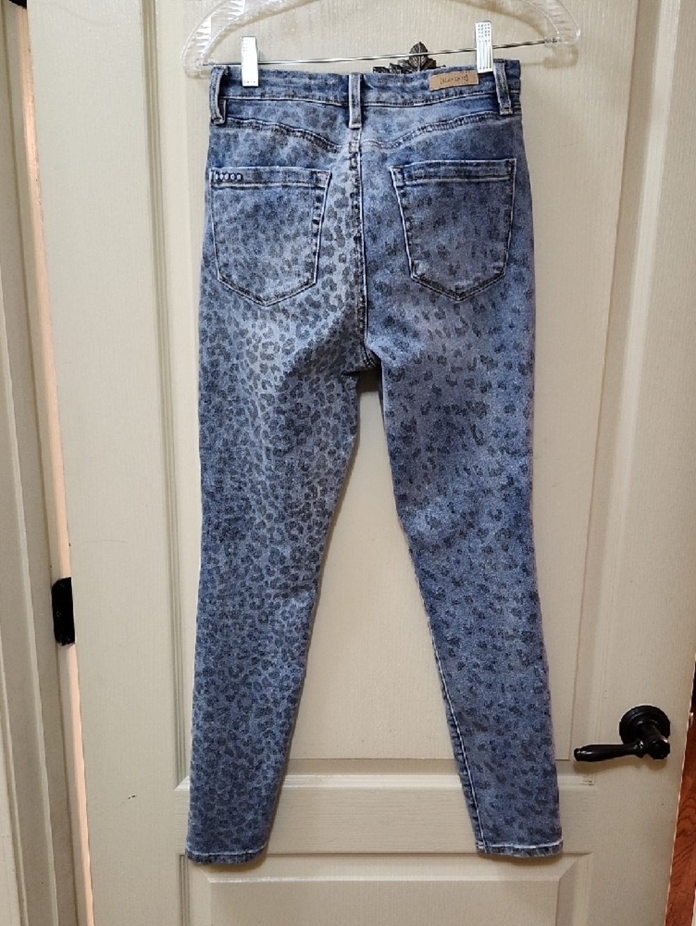 BLANKNYC SCRATCHED ANIMAL-PRINT HIGH RISE JEANS - Picture 4 of 4